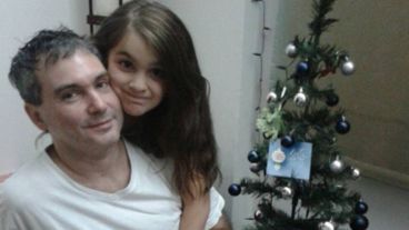 Luciana y su papá Juan Pablo esperan juntos la Navidad.