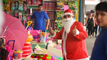Un Papá Noel visto en un comercio saluda a cámara este jueves. (Rosario3.com)