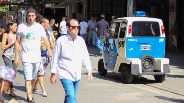El carrito de la policía que circuló por peatonal Córdoba. (Rosario3.com)