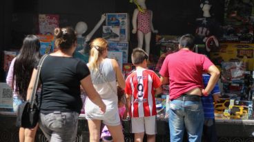 Una familia observa una vidriera repleta de juguetes. (Rosario3.com)