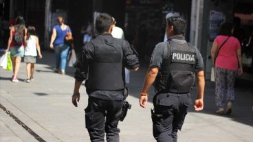 Muchos policías controlando la seguridad en el centro comercial rosarino. (Rosario3.com)