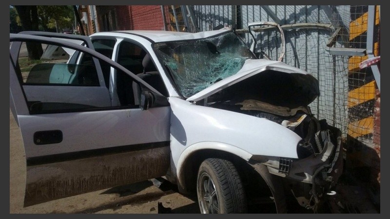 Así quedó el auto en el que murió una mujer tras persecución policial. 