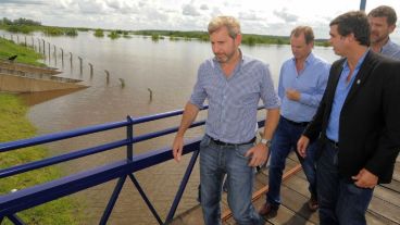 El ministro del Interior recorrió las zonas inundadas.