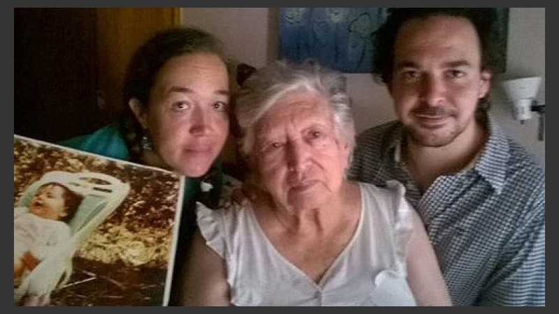 Ramos Padilla, a la derecha, junto a Chicha y una foto de su nieta.