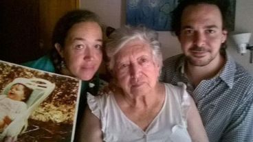Ramos Padilla, a la derecha, junto a Chicha y una foto de su nieta.