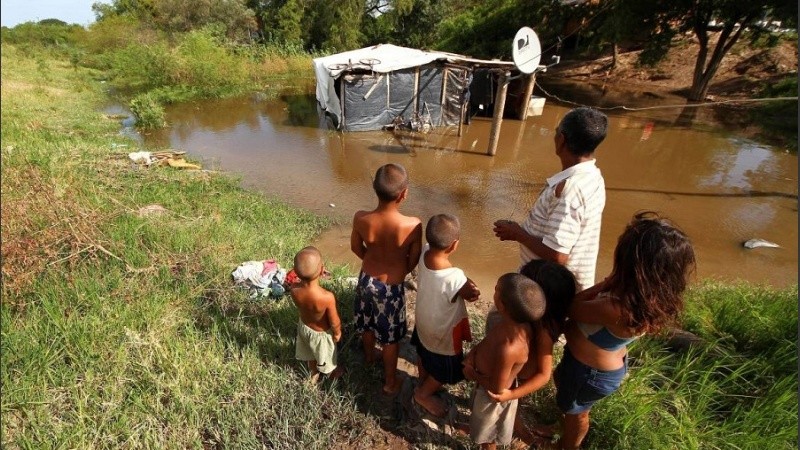 Miloes de evacuados por las crecidas en el Litoral.