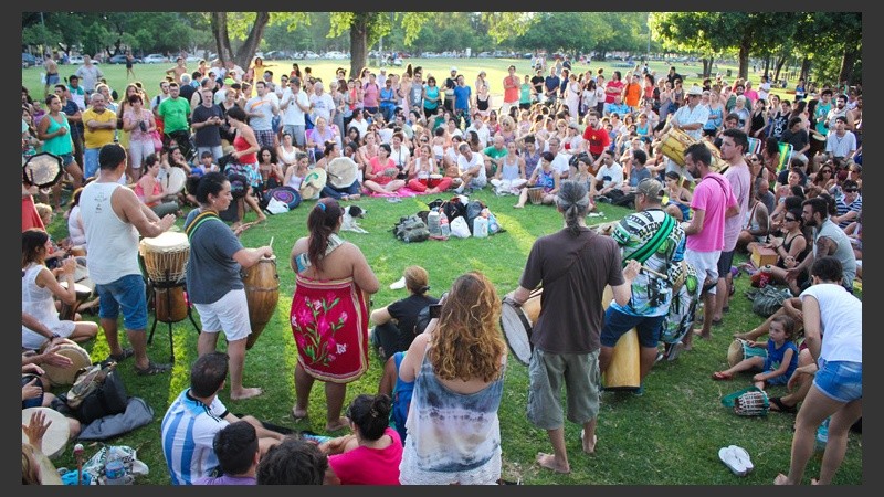 A orillas del río Paraná se realizó el ritual con diferentes instrumentos de percusión. (Alan Monzón/Rosario3.com)