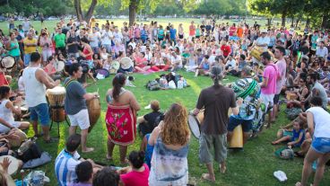 A orillas del río Paraná se realizó el ritual con diferentes instrumentos de percusión. (Alan Monzón/Rosario3.com)
