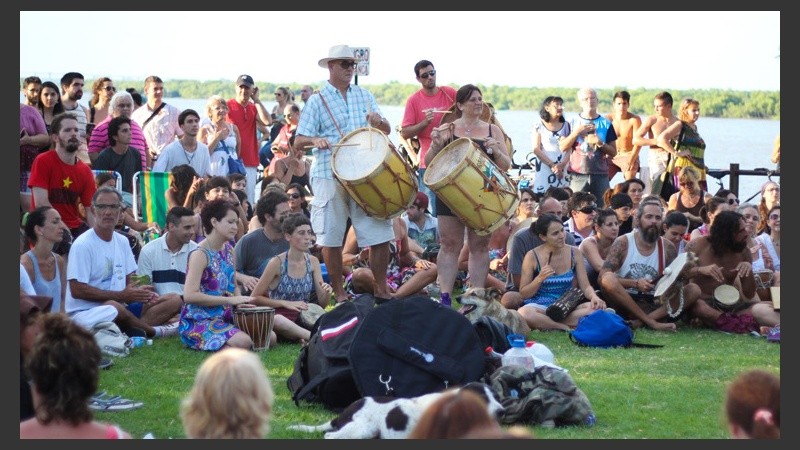 Todo tipo de instrumentos de percusión se vieron en Moreno y el río este sábado. (Alan Monzón/Rosario3.com)
