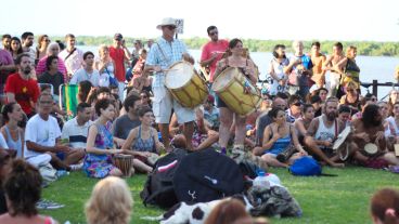 Todo tipo de instrumentos de percusión se vieron en Moreno y el río este sábado. (Alan Monzón/Rosario3.com)