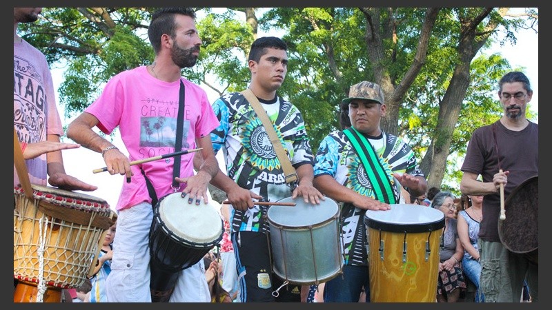 Tambores resonando en el ritual que se hizo en Rosario. (Alan Monzón/Rosario3.com)