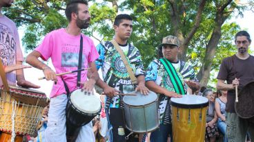 Tambores resonando en el ritual que se hizo en Rosario. (Alan Monzón/Rosario3.com)