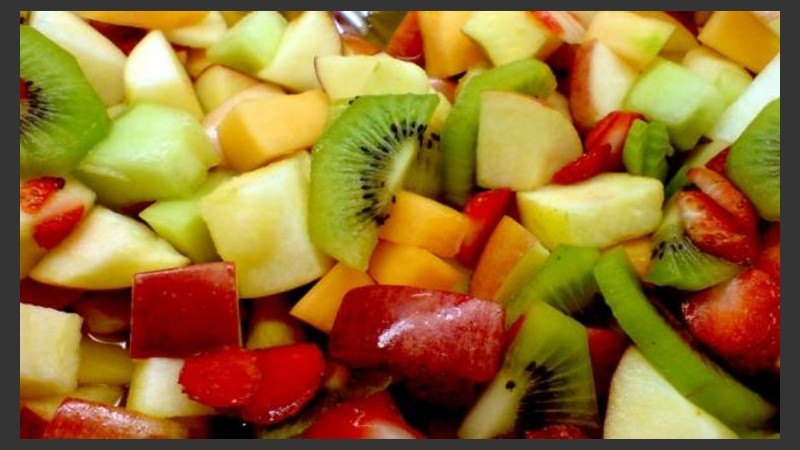 Una ensalada de frutas viene muy bien. 