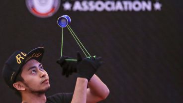 Jóvenes mostraron sus habilidades en el torneo de Yo-yo en Malasia. (EFE)