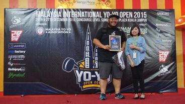 Uno de los ganadores en la entrega de premios. (Malaysia Yo-Yo Association)