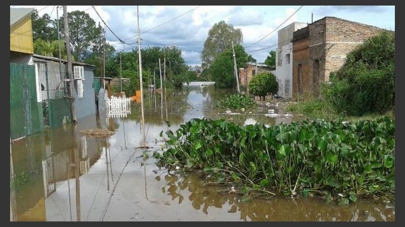 Los evacuados son vecinos que se vieron desplazados por el avance de las aguas.