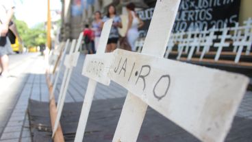 Cada cruz representa una vida que se perdió por la inseguridad. (Rosario3.com)