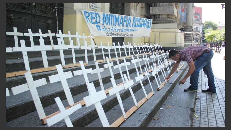 Intervención frente a la sede de Gobernación en pedido de justicia por los muertos a raíz de la inseguridad en Rosario. (Rosario3.com)
