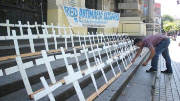 Intervención frente a la sede de Gobernación para pedir justicia por los muertos por la inseguridad en Rosario.