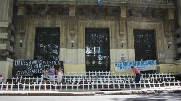 La protesta fue en la puerta de la sede de Gobernación por calle Santa Fe. (Rosario3.com)