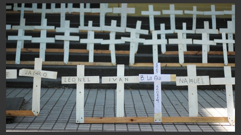 Cruces blancas reclamando justicia este lunes. (Rosario3.com)