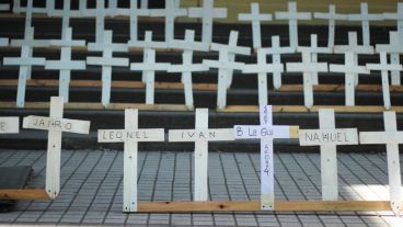 Cruces blancas reclamando justicia este lunes. (Rosario3.com)