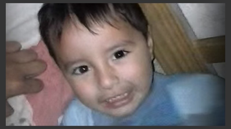 Maximiliano Javier Sosa mide 80 centímetros y tiene cabellos castaños y ojos marrones.