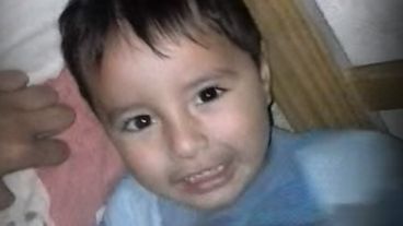 Maximiliano Javier Sosa mide 80 centímetros y tiene cabellos castaños y ojos marrones.