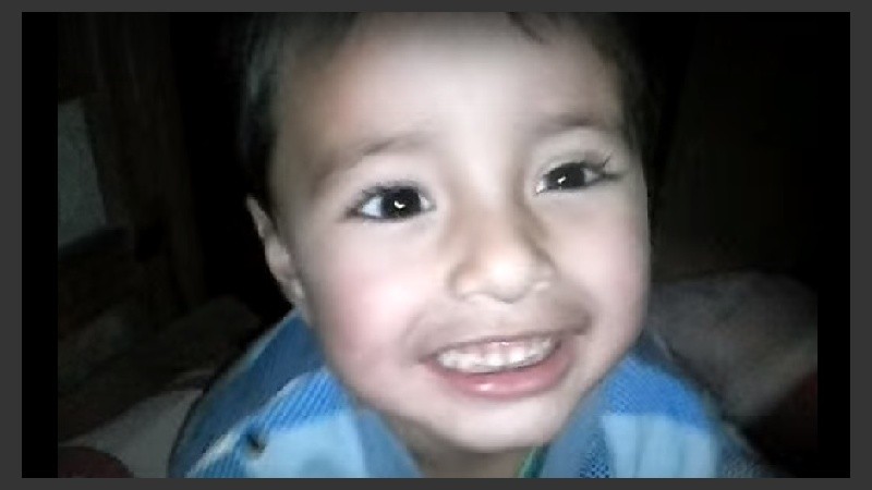 Maximiliano Javier Sosa mide 80 centímetros y tiene cabellos castaños y ojos marrones.