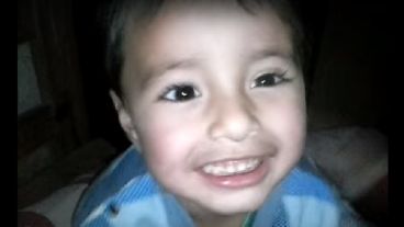 Maximiliano Javier Sosa mide 80 centímetros y tiene cabellos castaños y ojos marrones.