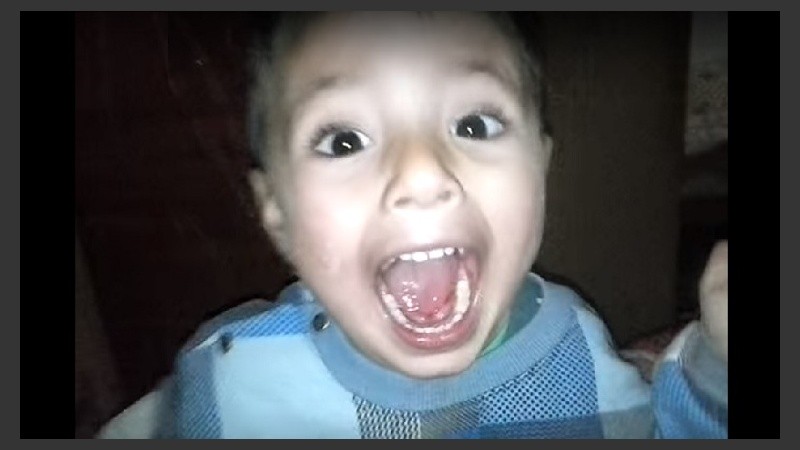 Maximiliano Javier Sosa mide 80 centímetros y tiene cabellos castaños y ojos marrones.