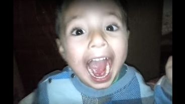 Maximiliano Javier Sosa mide 80 centímetros y tiene cabellos castaños y ojos marrones.