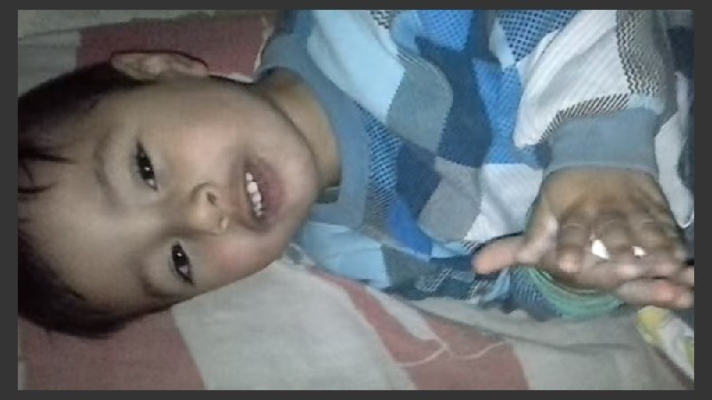 Maximiliano Javier Sosa mide 80 centímetros y tiene cabellos castaños y ojos marrones.