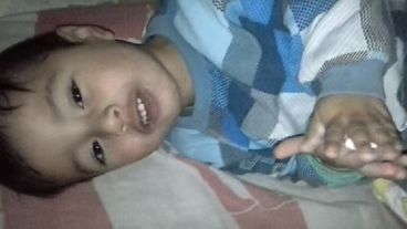 Maximiliano Javier Sosa mide 80 centímetros y tiene cabellos castaños y ojos marrones.