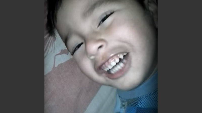 Maximiliano Javier Sosa mide 80 centímetros y tiene cabellos castaños y ojos marrones.