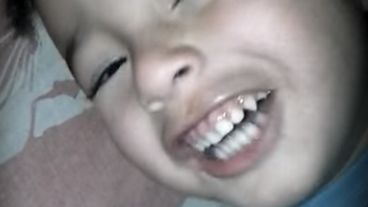 Maximiliano Javier Sosa mide 80 centímetros y tiene cabellos castaños y ojos marrones.