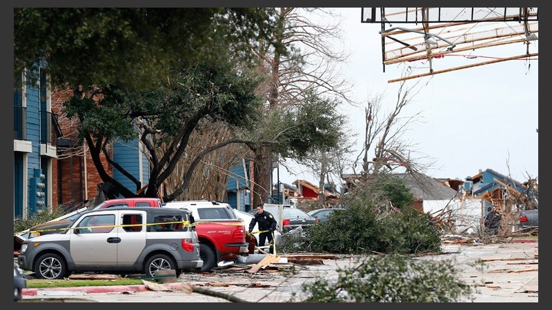 El paso de los tornados por Garland dejó un paisaje devastador con cerca de 600 viviendas con daños o destruidas, además de 60 personas heridas. (EFE)