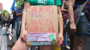 Algunos de los reclamos plasmados en un cartel un tanto mojado. (Rosario3.com)