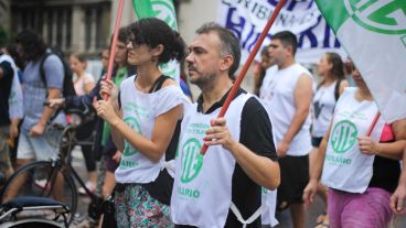 Trabajadores marcharon por las calles de la ciudad este martes. (Rosario3.com)