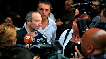 Sabbatella, en la puerta de la Afsca, pidió "racionalidad".