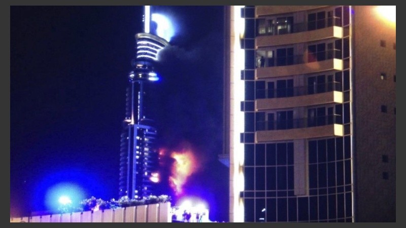 Vista de las llamas y el humo causados por un incendio en el hotel The Address en Dubai.