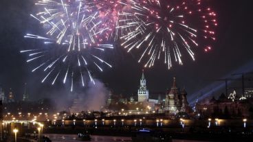 Fuegos pirotécnicos iluminan la noche sobre la torre Spasskaya, del Kremlin, durante la celebración del año nuevo en Moscú. (EFE)