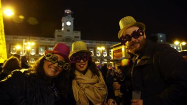 Personas festejan en la plaza principal en Madrid. (EFE)