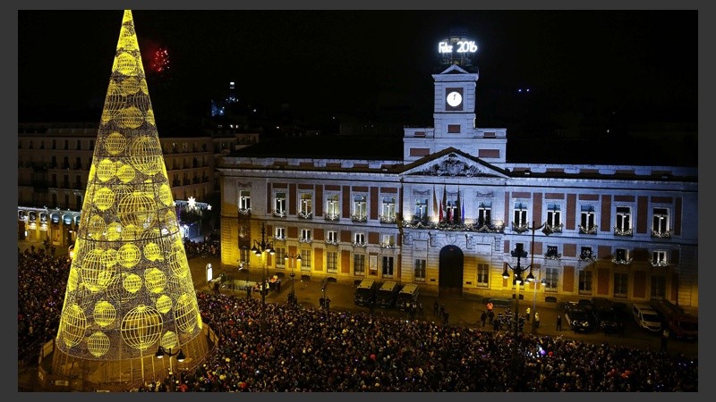 El reloj de la Puerta del Sol da la bienvenida al nuevo año en una celebración que concentró a miles de personas en la popular plaza madrileña. (EFE)