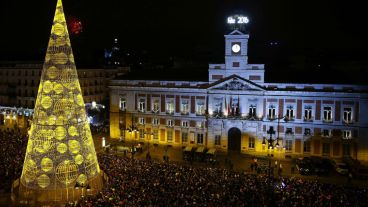 El reloj de la Puerta del Sol da la bienvenida al nuevo año en una celebración que concentró a miles de personas en la popular plaza madrileña. (EFE)