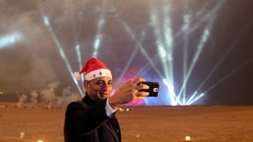 Un hombre hace una selfie frente a las pirámides de Egipto tras la llegada del 2016. (EFE)