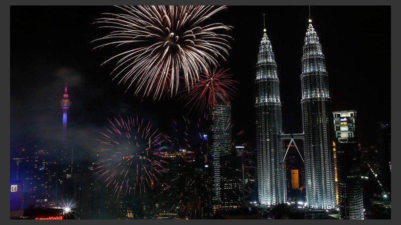 Vista del espectáculo pirotécnico para dar la bienvenida al Año Nuevo junto a las Torres Petronas en Kuala Lumpur. (EFE)