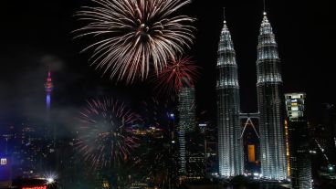 Vista del espectáculo pirotécnico para dar la bienvenida al Año Nuevo junto a las Torres Petronas en Kuala Lumpur. (EFE)