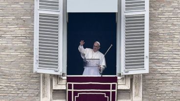 El Papa saluda a la multitud desde la ventana del palacio apostolico sobre la plaza San Pedro durante el Angelus del primer día del año.