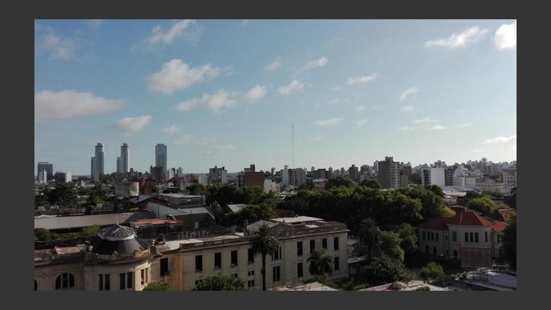 Pocas nubes en el cielo.